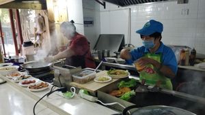 The kitchen and chefs at Sù Yuán Jiā in Fuzhou