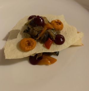 Antipasto, millefoglie di pane carasau con verdure e salse: quella arancione ai peperoni e quella viola alla barbabietola at La Cullera in Alghero