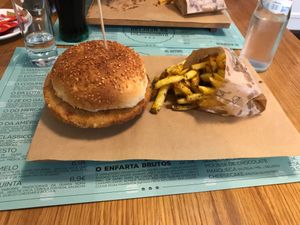 Hambúrguer de grão-de-bico  at Hamburgueria do Mercado in Funchal