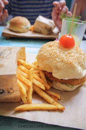 “the grassy” chickpea burger with chips at Hamburgueria do Mercado in Funchal