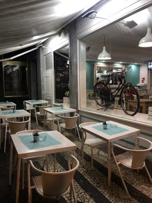 Outside seating  at Hamburgueria do Mercado in Funchal