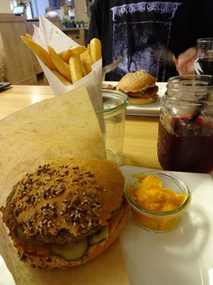 burger menu with pumpkin ketchup sauce at 1885 in Bremen
