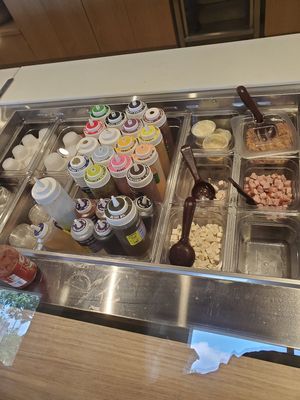 All dressings contain oil. They have plain vinegar if desired at Giardino Gourmet Salads in Naples