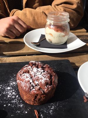 Sehr leckere desserts (veganer Schoko Bananen Kuchen) at Veget'Halles in Paris