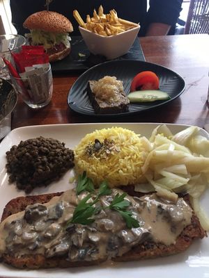 Veganes steak, pilzpastete, veganer burger at Veget'Halles in Paris