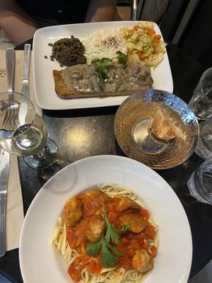 Seitan steak and pasta with sweet peppers and chicken  at Veget'Halles in Paris