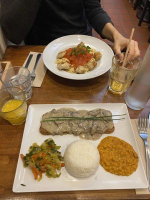 Escalope Seitan et Linguine a la Basquienne  at Veget'Halles in Paris