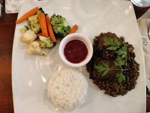 Rôtie de champignons (polpettone di funghi) con deliziosa salsa di more e zenzero accompagnato da riso bianco, lenticchie, broccoli e carote al vapore at Veget'Halles in Paris