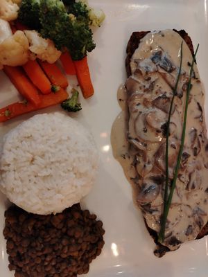 Eccezionale "scaloppina" di seitan con salsa ai funghi accompagnata da riso bianco, lenticchie, broccoli e carote al vapore at Veget'Halles in Paris