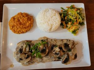 Escalope de seitan aux champignons, dahl et légumes at Veget'Halles in Paris