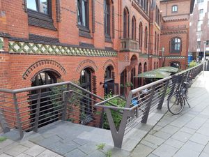 Access and outdoor seating at NENI in Hamburg