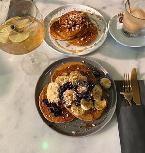 Blueberry pancakes and apple cinnamon pancakes, also the icetea was really good😋💗 at Happy Food and Health  in Rotterdam