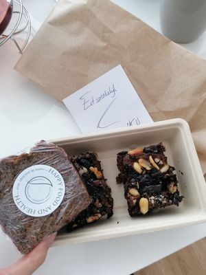 Vriendelijkste eigenaar! Heb zelf een extra bananenbroodje gekregen🥰 at Happy Food and Health  in Rotterdam