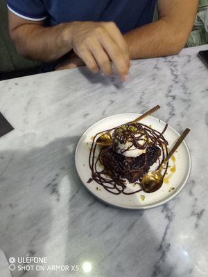 Brownie and ice cream at Happy Food and Health  in Rotterdam