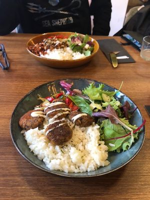 Warme bowl met köfte at Happy Food and Health  in Rotterdam