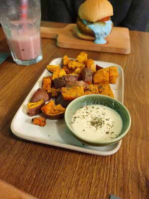 Patates douces et sauce aïoli at Happy Food and Health  in Rotterdam