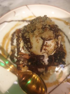 Brownie met ijs at Happy Food and Health  in Rotterdam