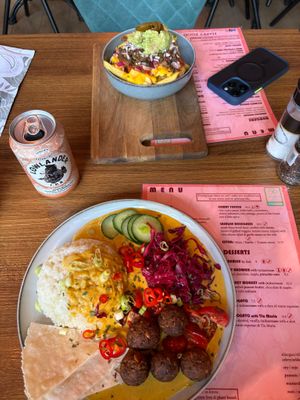 Loaded fries and fusion curry at Happy Food and Health  in Rotterdam
