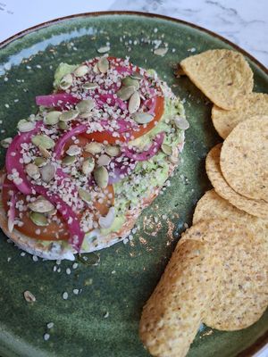 Toast met romige kaas en avocado at Happy Food and Health  in Rotterdam