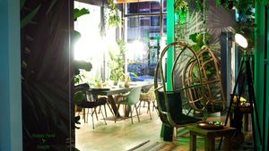 Bakery, meeting- & guest room. 
Urban jungle, a second home, place to relax and enjoy your time.  at Happy Food and Health  in Rotterdam