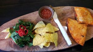 flatbread with hummus, vegetables and nachos at Happy Food and Health  in Rotterdam