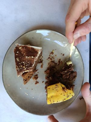 Carrot cake and the crazy Amazing fanzy chunky monkey cake 😍🙏🏻 the best discover of my vegan food tour at Happy Food and Health  in Rotterdam