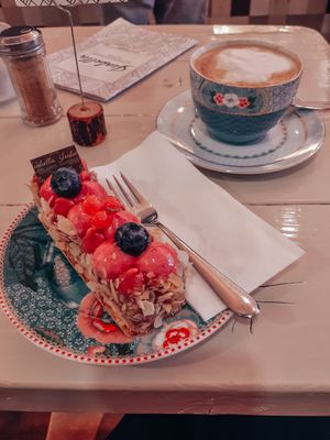 Veganes, glutenfreies Törtchen & Cappuccino at Isabella Glutenfree Pâtisserie - Calwerstr in Stuttgart