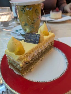 Mango-Matcha-Törtchen at Isabella Glutenfree Pâtisserie - Calwerstr in Stuttgart