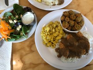 Deep South plate, okra, Mac n cheese and salad at Binge Kitchen in San Antonio