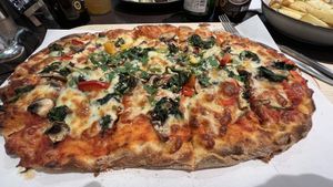 Pinsa Vegetariana mit veganem Käse   at Veggie Liebe in Freiburg