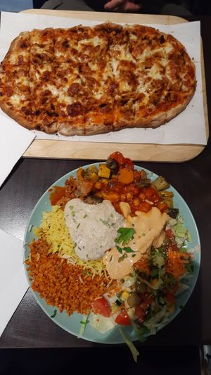 Vegan Teller + Pinsa at Veggie Liebe in Freiburg