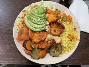 Avocado Hummus Süßkartoffel Teller  at Veggie Liebe in Freiburg