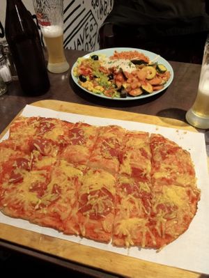 Pizza de salami y plato de seitan at Veggie Liebe in Freiburg