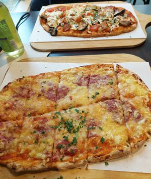 pinsa salami (vegan) & pinsa bratgemüse at Veggie Liebe in Freiburg