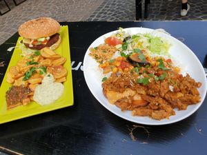 Seitan-Süßkartoffel-Teller & Seitanburger at Veggie Liebe in Freiburg