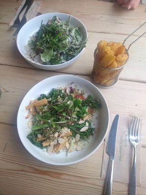 Me : vegan broccoli salad with lettuce, tomatoes, tempeh, almonds & pumpkin seed "parmesan"... My sisters : vegan "chikken" kale caesar salad & chunky fries 🌈 at Unity Diner in East London