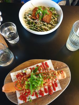 Hot dog & tofu wild Brokkoli at Unity Diner in East London