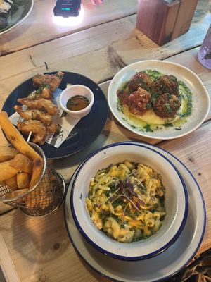 Small plates from Unity Diner, wanted to visit before they close down at the end of the month 🥲 Had the meatballs, prawn tempura, lobster mac & cheese and fries #Veganuary at Unity Diner in East London
