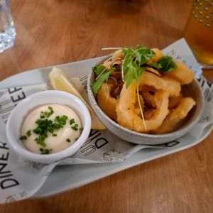 Crispy calamari et sauce crémeuse à l'ail 😋 Un super dupe des calamars à la romaine ! at Unity Diner in East London