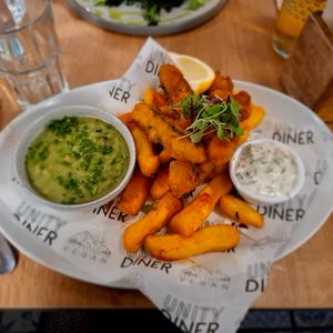 Tofish and chips, sauce crémeuse et purée de pois cassé. Le plat emblématique 🤗 ! at Unity Diner in East London