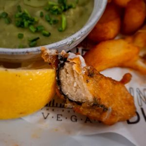 Inside tofish 👀😋 Panure, tofu façon fish et algue. Très réussi ! at Unity Diner in East London