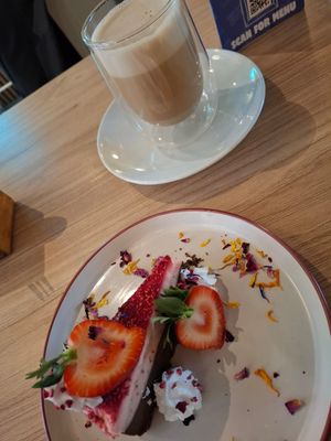 Cheese cake and spicy chai latte at Unity Diner in East London
