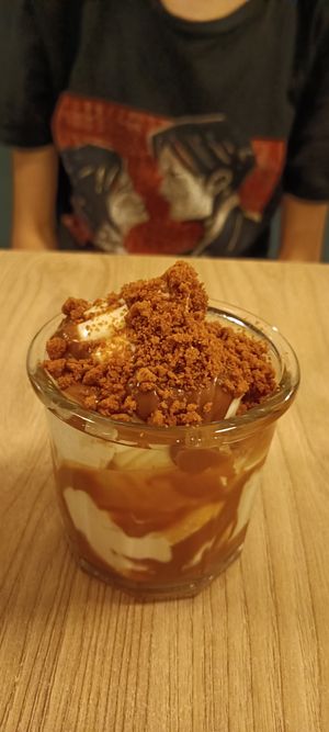 Soft ICE mit Karamellsosse und Biscoffkrümel at Unity Diner in East London