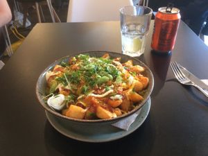 Dirty loaded fries. (Además me gusta el plato.) at Unity Diner in East London