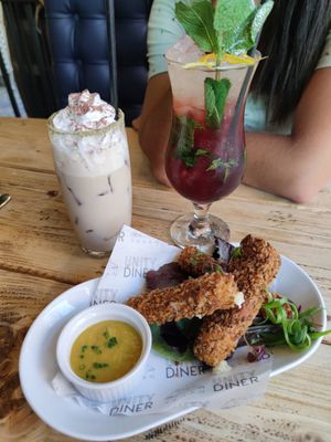 Cocktails 🥰 and mozzarela finger food at Unity Diner in East London