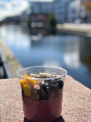 Avokado Bowl with oatmilk and raspberries... at Acai & Sant in Malmo