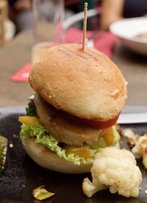 vegan burger with seitan patty at Steiner's Cafe Restaurant Weinbar in Pinsdorf