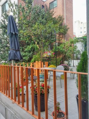 Outdoor seating at Alfreebe - 알프리베 in Goyang