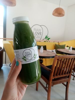 İki gün üst üste 1 günlük detoks paketi aldım. İlk başta biraz çekinmiştim ama hepsi çok lezzetli. Aç kalmadan ve keyifle detoksumu tamamladım.  at Raw Love You in Bodrum