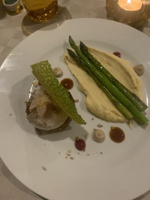 Tortino di lenticchie con hummus e asparagi  at Shakti Food in Brescia
